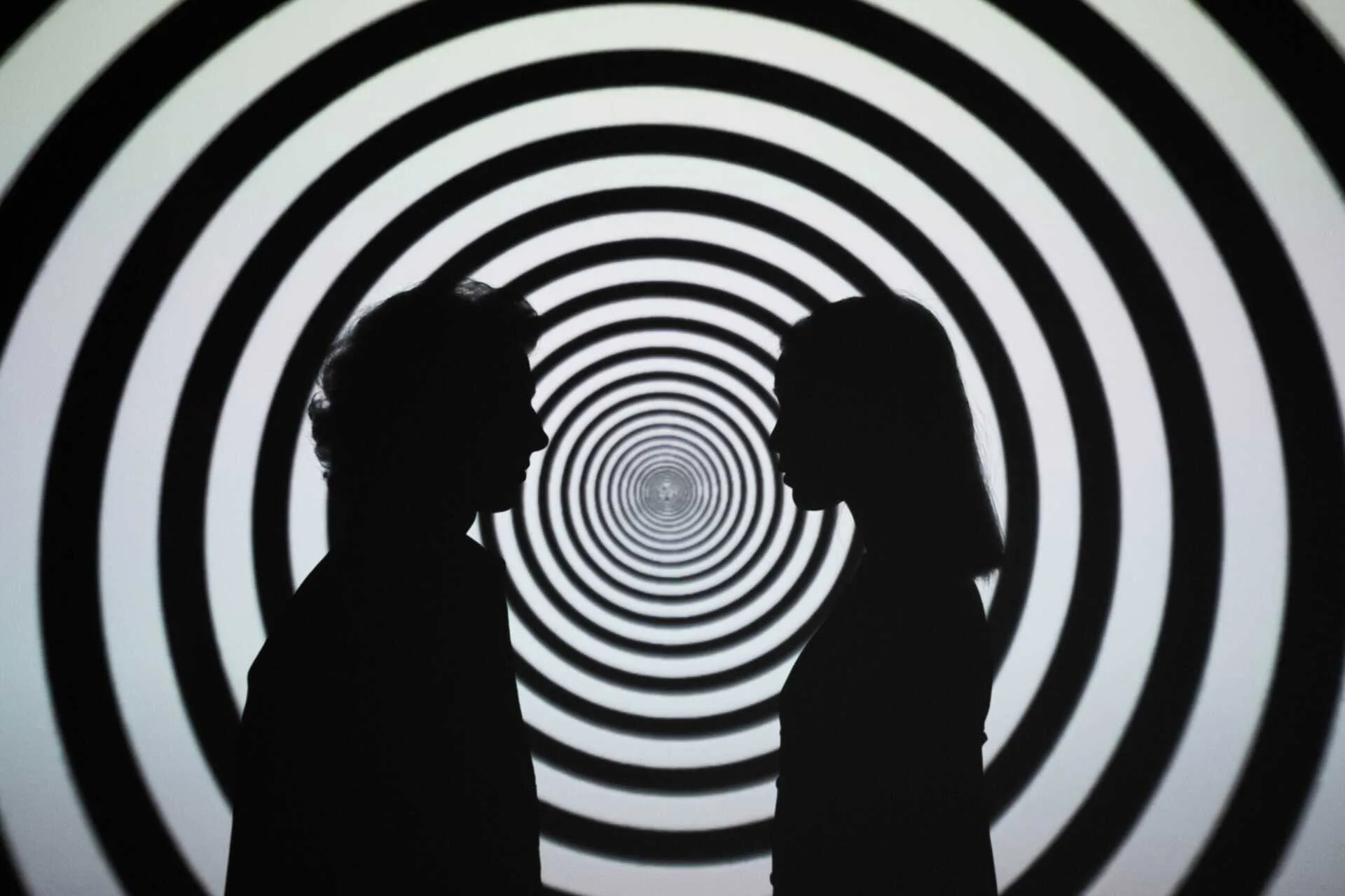 hypnose L'hypnose est l'une des outils ou méthodes utilisé pour aider une personnes contre son addiction.