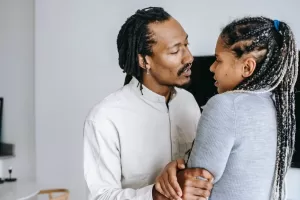 Une personne inconsciente de ses problèmes ne se rend pas compte du comportement nocif envers son entourage.