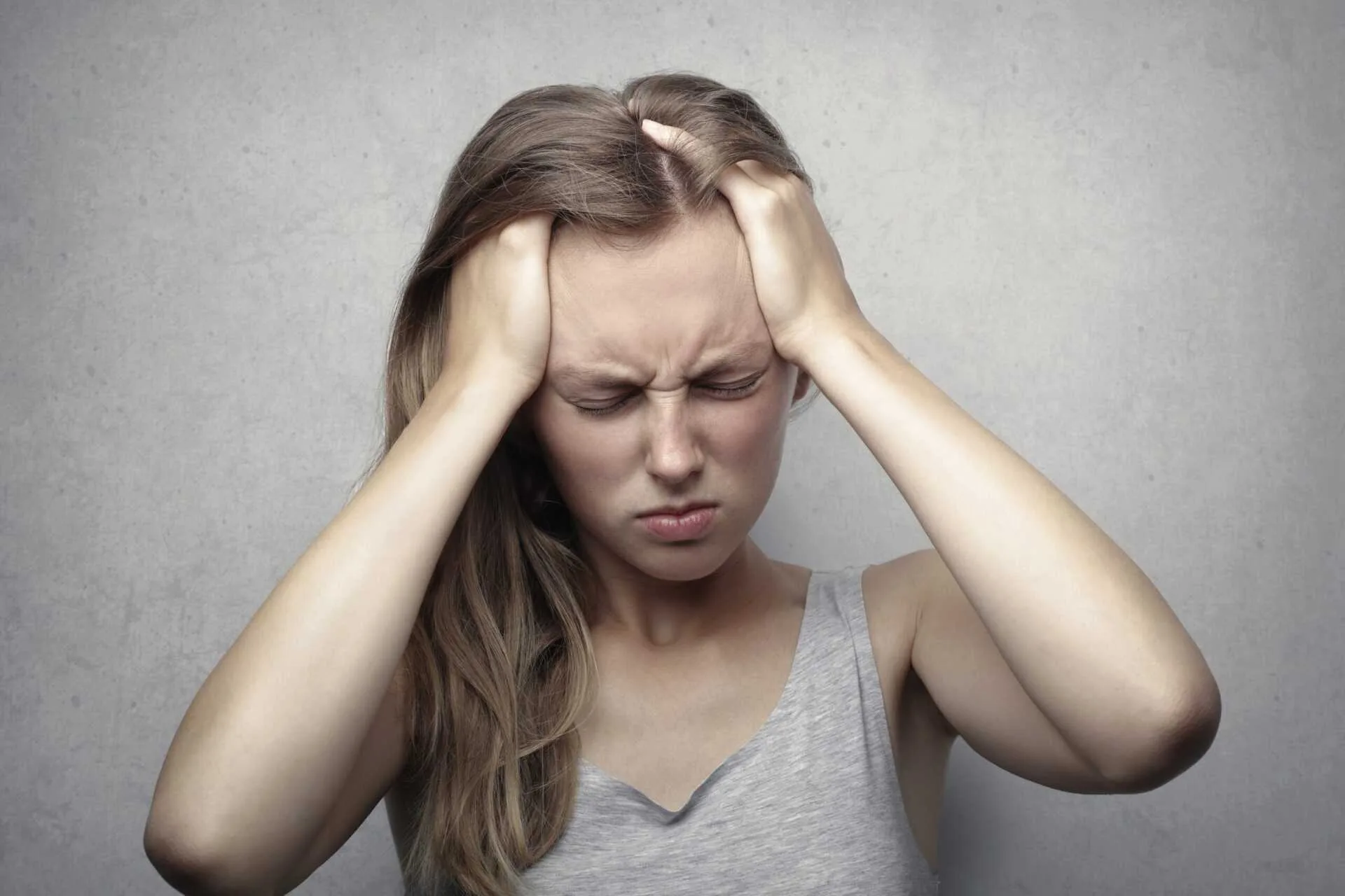 pexels-andrea-piacquadio-3812745 Une personne souffrante, dans une détresse physique et psychique.