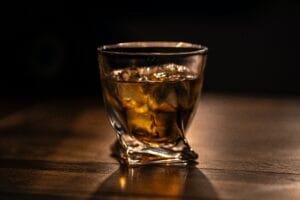 Un verre rempli d'alcool.