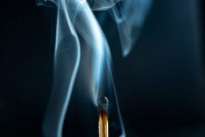 Allumer une cigarette libère tous les substances nocifs à l'intérieur.