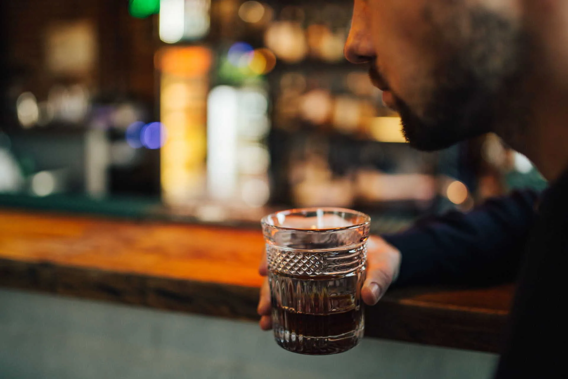 piqsels.com-id-szksx Une personne qui boit tranquillement dans un bar.