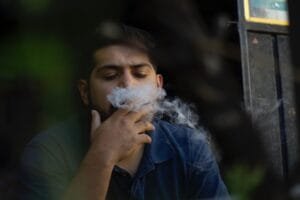 pexels-octavio-j-garcía-n-1538078 Le fumeur apprécie les propriétés psychostimulantes de la cigarette.