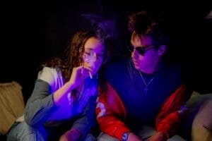 pexels-yaritza-12676870 L'entourage et la fréquentation influence souvent l'introduction au tabagisme.