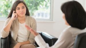 Article 76 Thérapie médicale Une personne attentive écoutant son interlocuteur en thérapie.