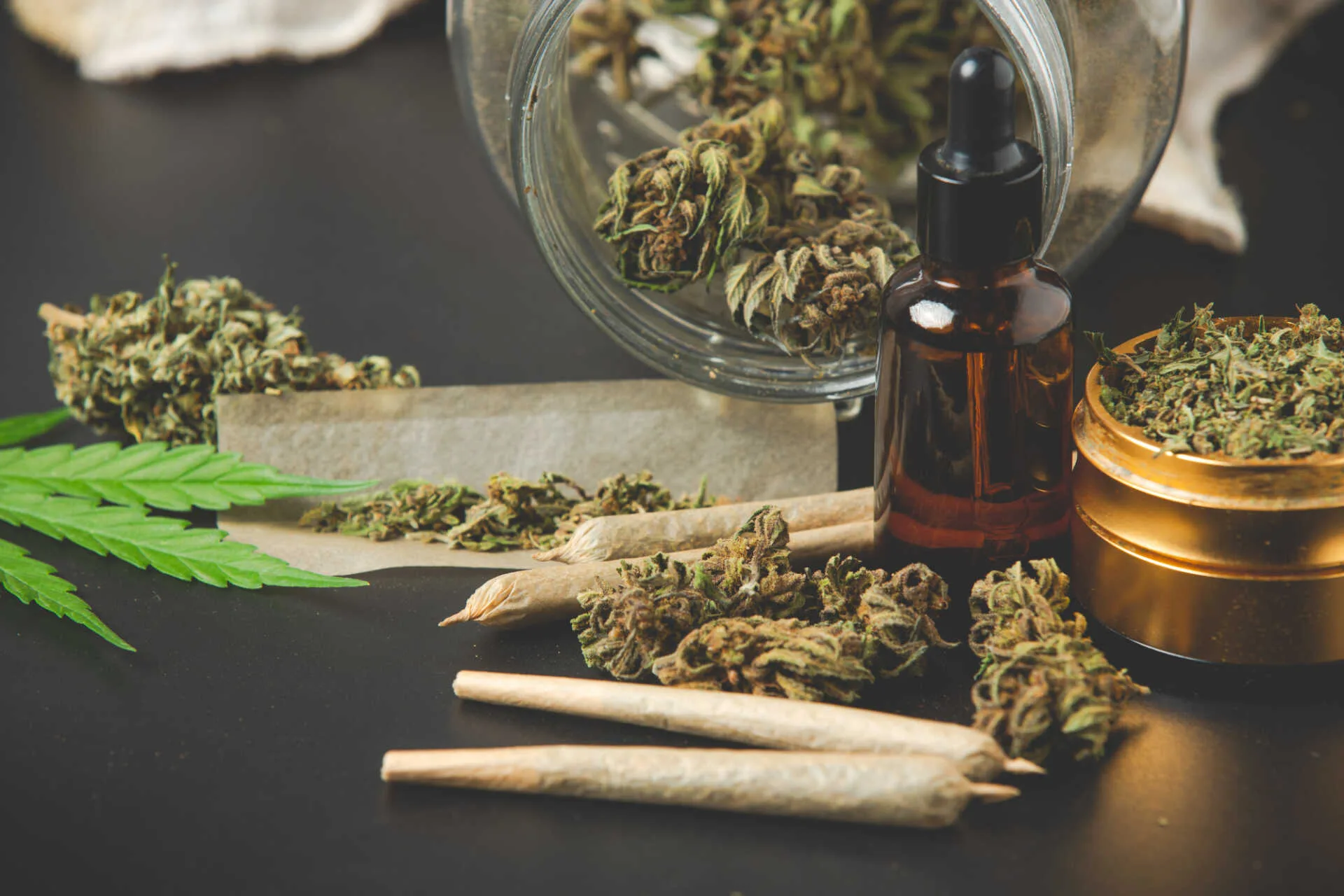 bourgeons-marijuana-joints-marijuana-huile-cannabis_1150-20687 Le cannabis, l'une des drogues les plus consommés.