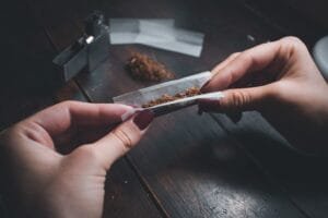 Préparer, rouler et fumer: méthode vulgarisé de consommation du cannabis.