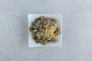 fleurs-sechees-biologiques-dans-bol-blanc_114579-82166 Le cannabis est une plante, qui fait partie des drogues généralement fumé.