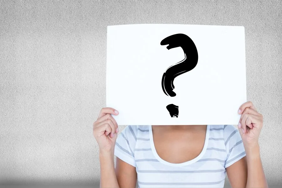 femme-signe-dans-visage-point-interrogation_1134-555 Bien s'informer et poser les bonnes questions.