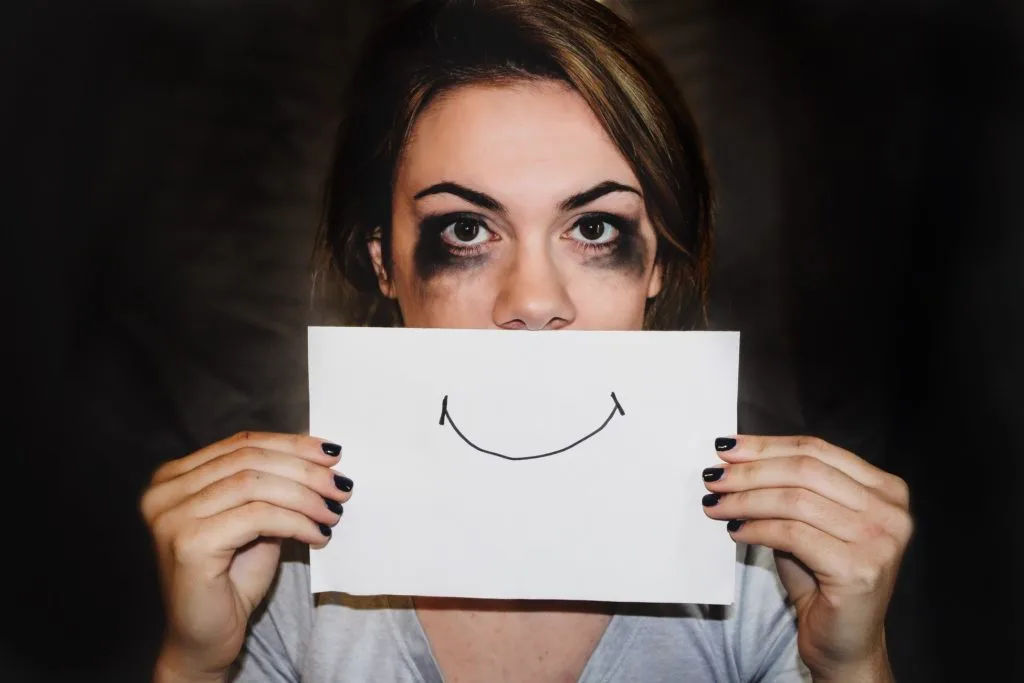 depression-souriante-comment-la-reperer-1024×683 Le sourire peut également cacher une dépression. Cependant, partager le sourire peut aider à vaincre la dépression.