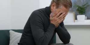 so-653b80c766a4bd5674c2bbed-ph0 Un homme sénior assis seul est entrain d'exprimer sa dépression