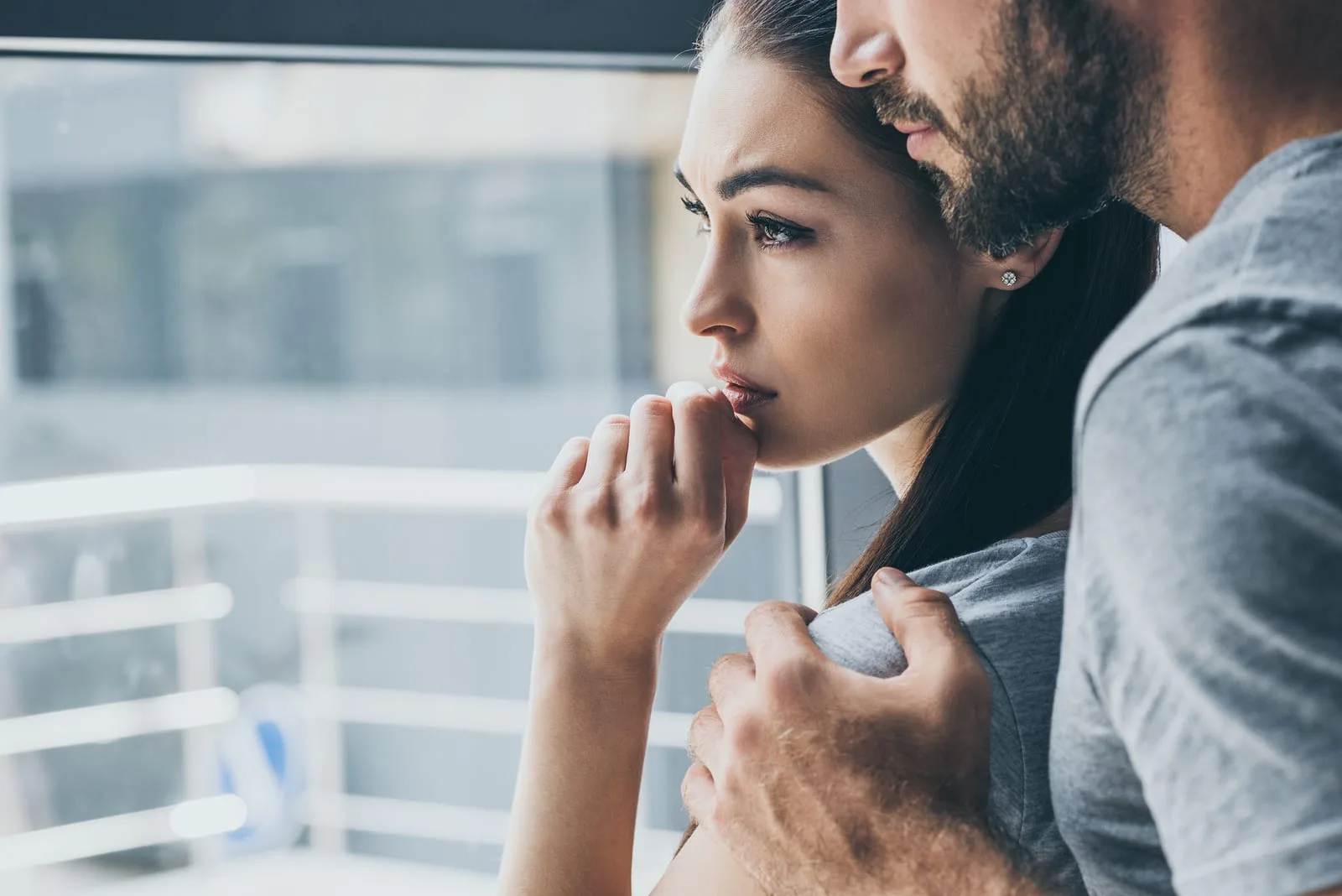 depressed-partner Un couple est entrain de réfléchir aux raisons de la dépression dans leur relation