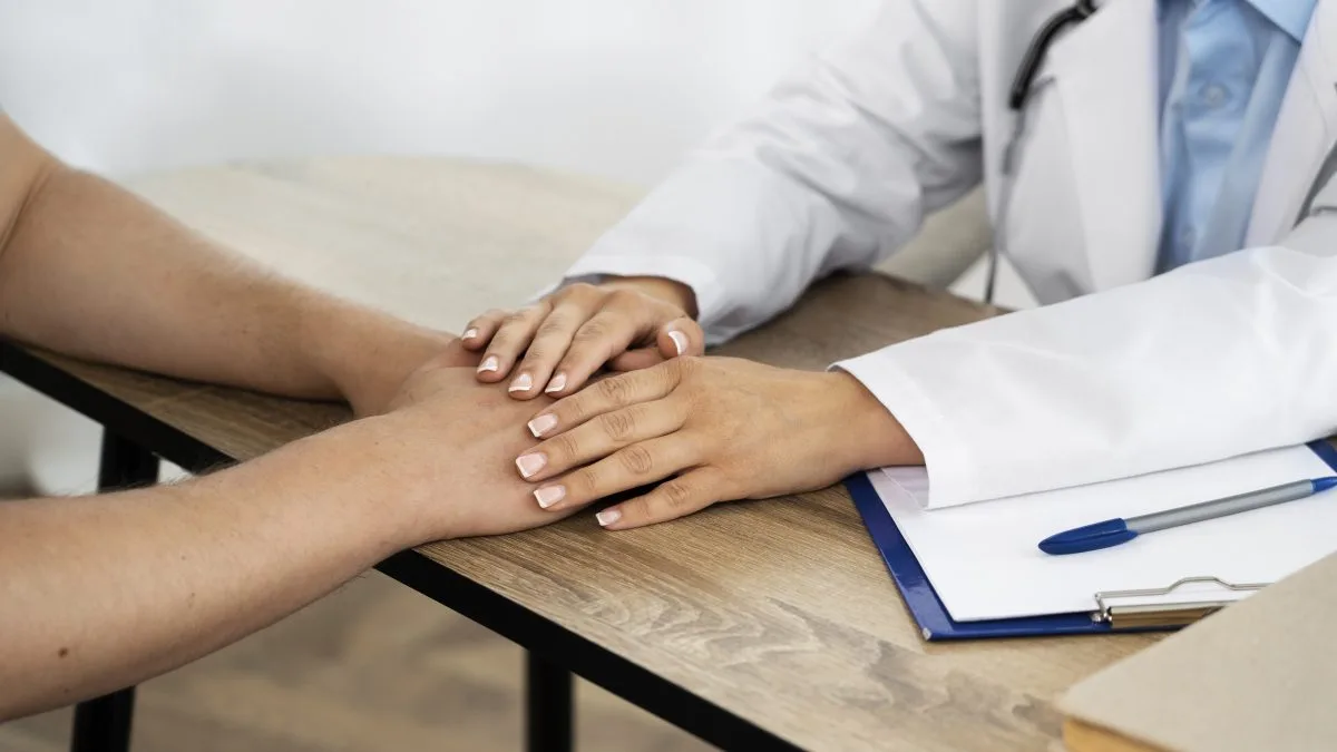 medico-de-vista-lateral-segurando-as-maos-do-paciente-1200×675 Pour le bien être, demander de l'aide à un professionnel de la santé.