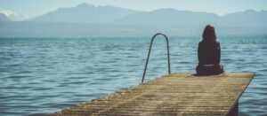 paola-chaaya-eakjzxcu0p0-unsplash Une femme est assise seule face à la mer, atteinte d'une dépression saisonnière