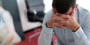 Un homme assis, seul, avec sa dépression.