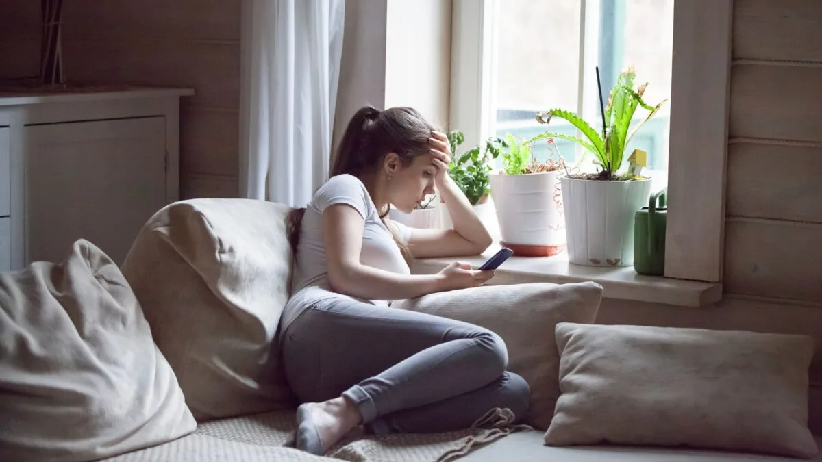 test-depression-les-questions-a-se-poser-pour-savoir-si-on-est-depressif Une femme dans un état de dépression seule sur son lit.