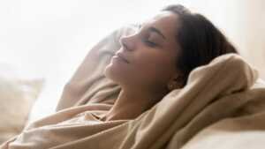 Une femme détendue et apaisée.