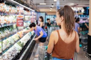 Une femme atteinte d'oniomanie qui fait ses courses en magasin.