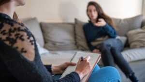 Suivre une thérapie pour aller mieux.