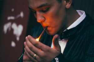 Copie de 07 tabac – homme qui fume (1) Fumer procure différents effets sur le fumeur.