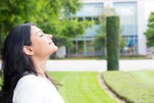 Copie de 12 tabac – femme qui respire … (1) Triompher de son addiction apporte beaucoup de bénéfice pour la santé et le bien-être.