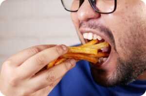 WhatsApp Image 2025-01-27 at 17.27.21 Homme qui mange des frites à grandes bouchées
