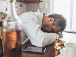 alcoolisme-isolement-anxiete-toujours-cet-alcool-portee-main-sont-autant-raisons-qui-peuvent-faire-replonger Une personne alcoolique soumise à son addiction.