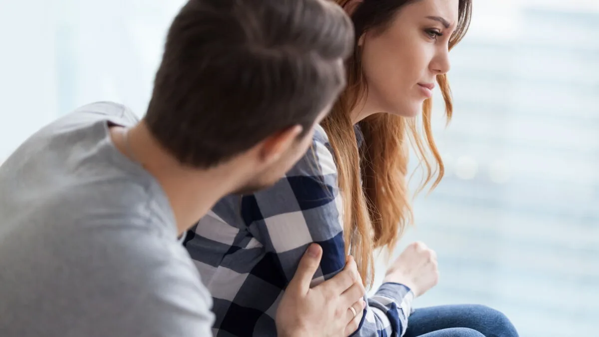 depression-4-phrases-a-ne-pas-dire-a-une-personne-qui-en-souffre-selon-cette-psychologue Une femme maniaco-dépressive se fait consolée par son partenaire
