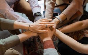 Un groupe qui œuvre ensemble et se soutien mutuellement.