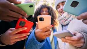 media (3) Le téléphone portable: l'outil que tout le monde a en main, en permanence.