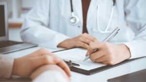 Consulter un professionnel de la santé est utile pour la guérison.