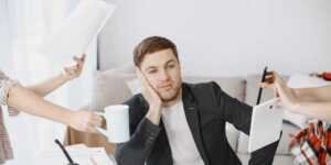 Un homme submergé qui ne sait plus où donner de la tête.