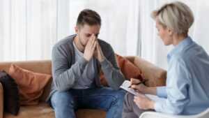 Un professionnel de la santé s'occupant de son patient au cours d'une thérapie.