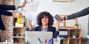 Une femme ayant trop de choses à gérer.