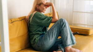 Une femme assise seule exprime sa mélancolie