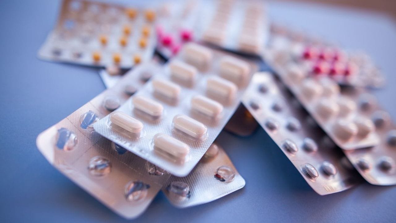 Médicaments en comprimés.