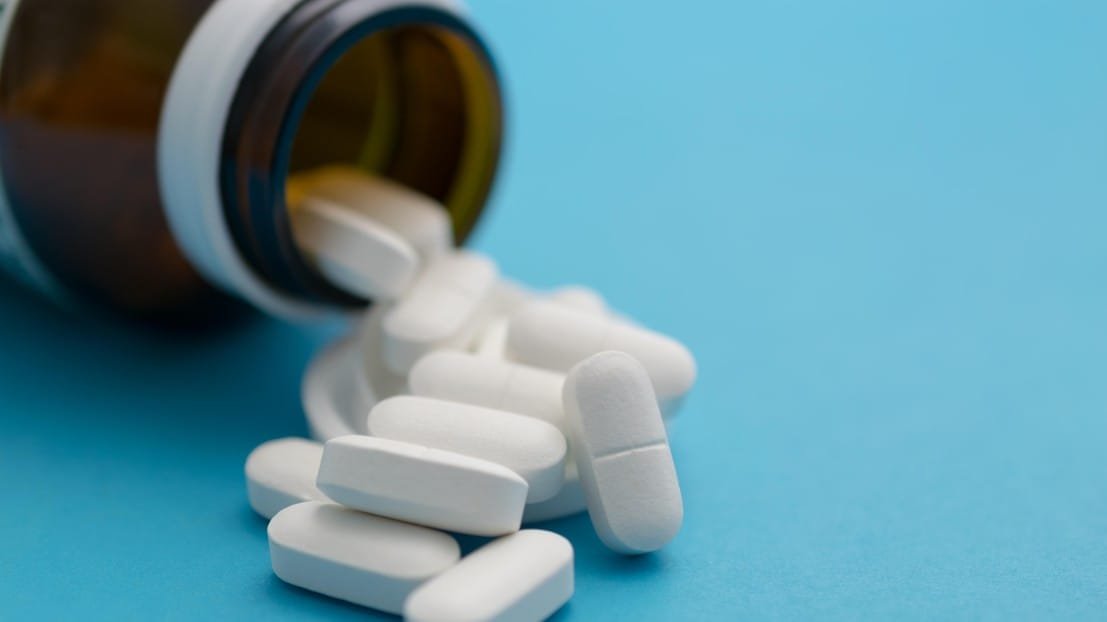 1108×622 Un médicament en comprimé déversé de son contenant.
