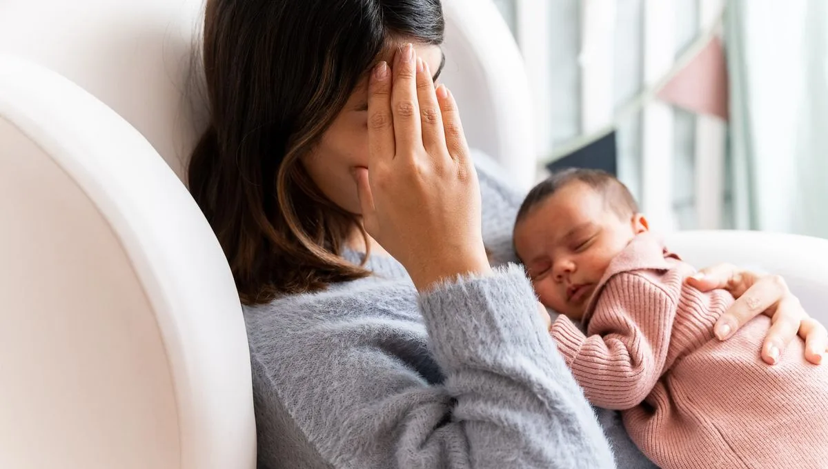 1200x680_26_04_22_detecter_la_depression_post-partum_hache_gettyimages-1368058586 (1) Une jeune maman atteinte de dépression avec son nouveau-né.