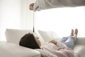 L'hypnose est une méthode alternative aux méthodes conventionnelles dans le traitement des addictions.