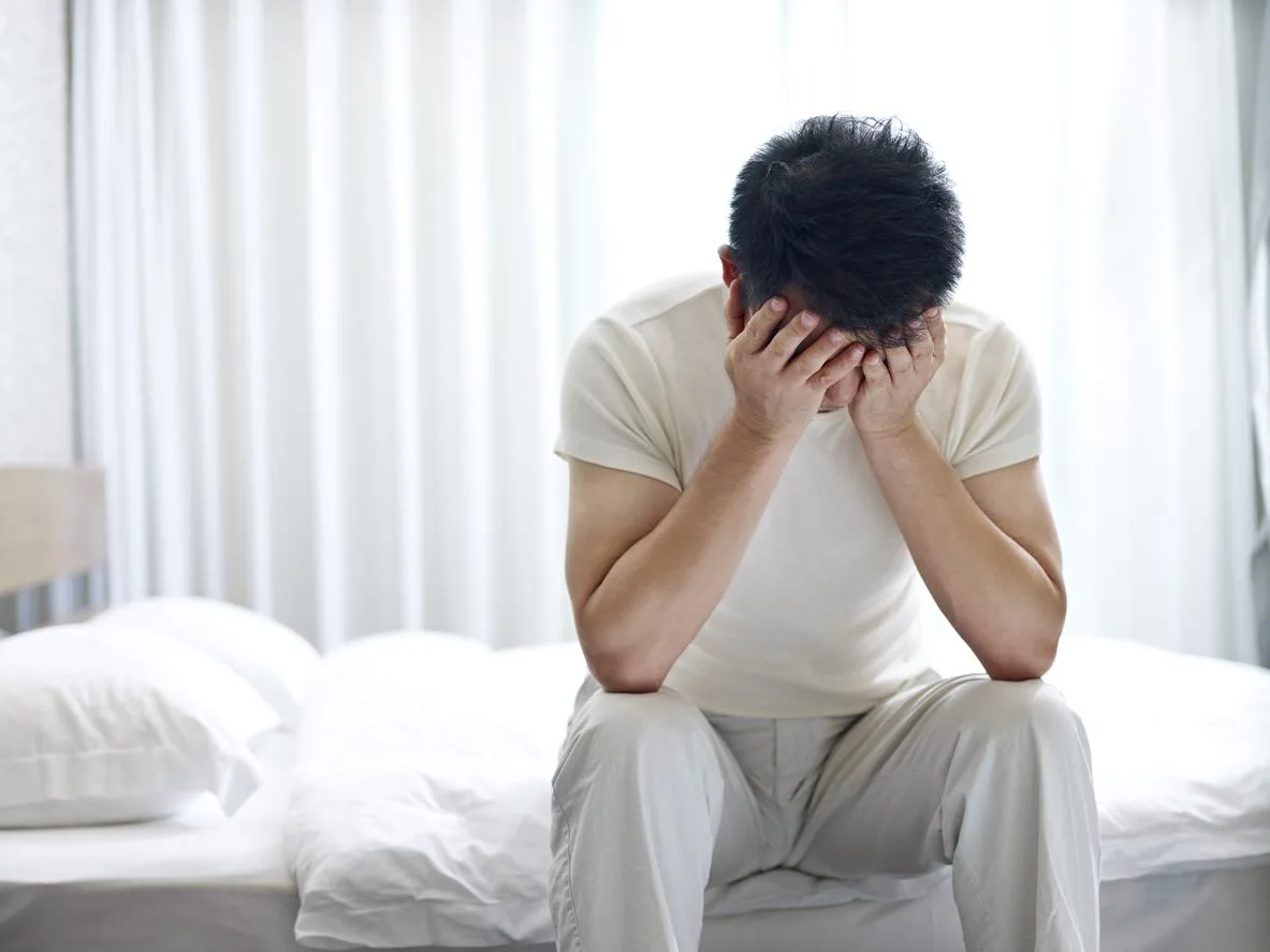 COPY_de-1567607519 Un homme déprimé seule dans sa chambre.
