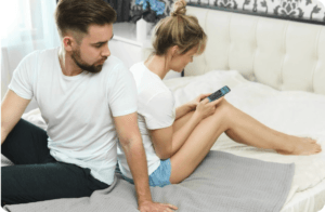 Capture d’écran 2025-02-24 à 18.31.31 Couple fâché assis dos à dos sur un lit