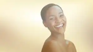 Detox_Facial_Special_6c17d9cd-5561-4fd2-93e6-f54b13ab7482_x800 Femme épanouie avec une peau éclatante.