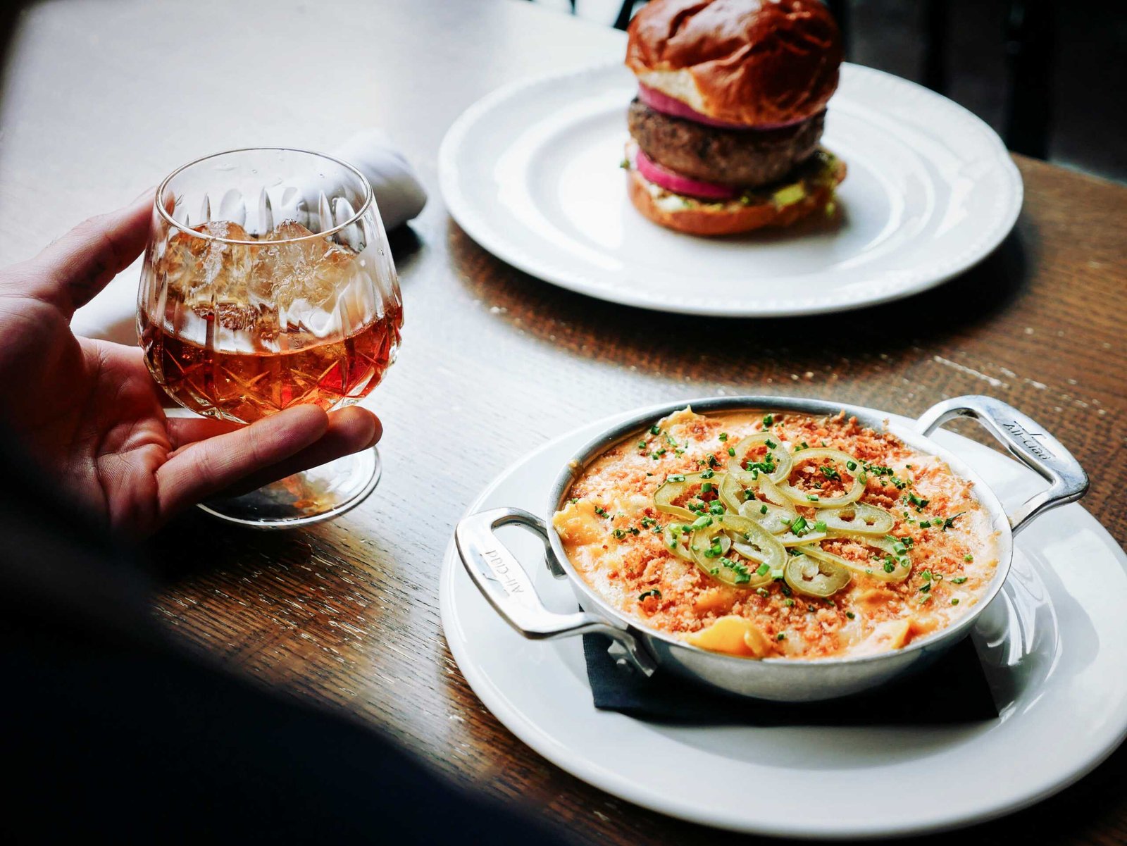 Happy_Hour_Food_and_Drinks_(Unsplash) Un repas riche en calorie avec un boisson alcoolisé.