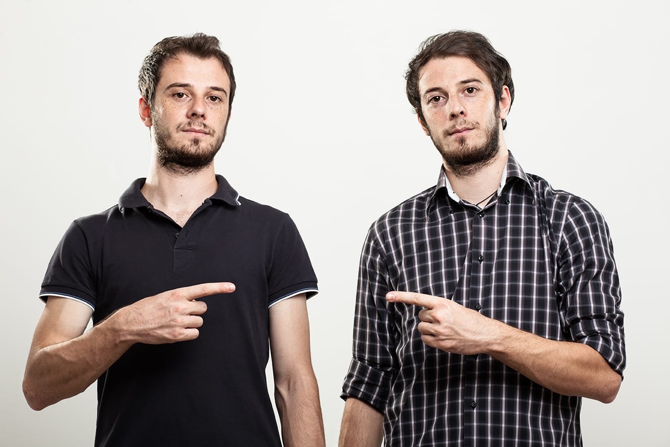 Identigene-DNA-Twins Deux jumeaux identiques se pointant du doigt l'un l'autre.