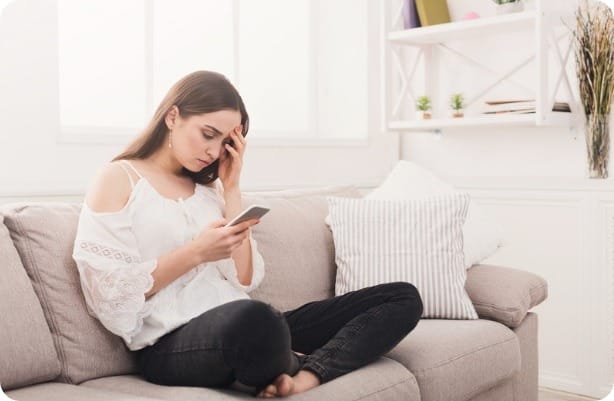 LP avion 3 Femme qui a peur sur son téléphone