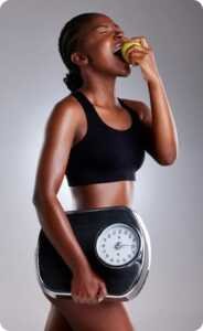 LP régime 4 (1) Femme sportive mangeant une pomme avec une balance dans les bras