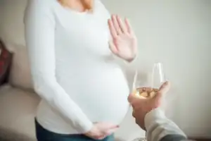 Une femme enceinte ne doit pas boire de l'alcool, pour son bien et celui du bébé.