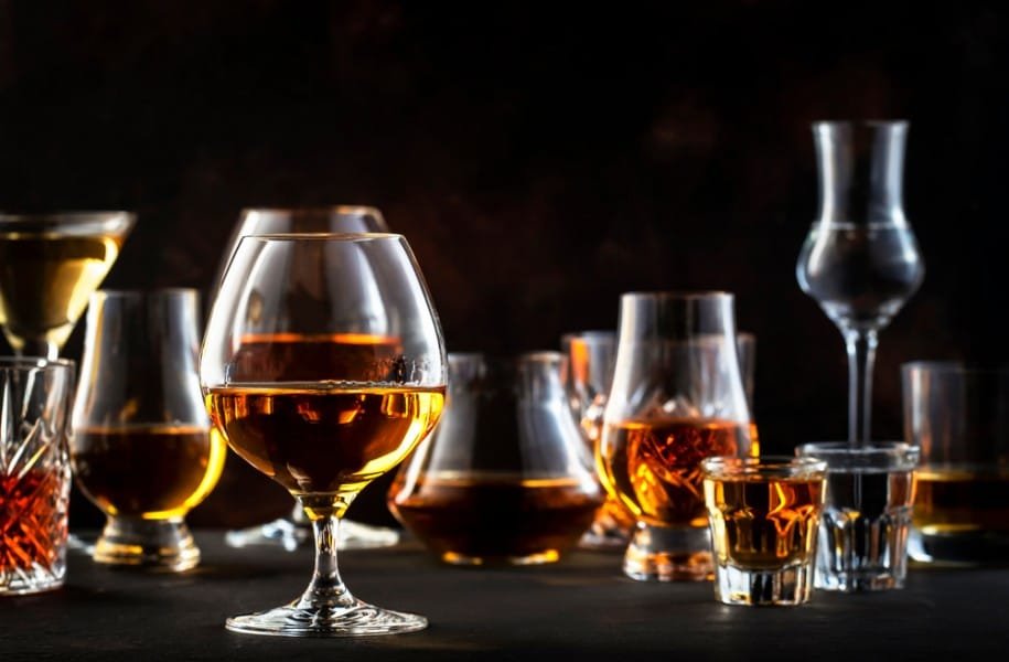 alcool-le-plus-fort-1650959665-46365 Un assortiment de verre d'alcool.