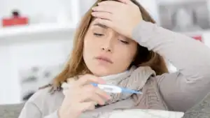 comment-bien-gerer-la-fievre-1280×720-963×542-c-default Le hausse de température indique souvent une forte fièvre.