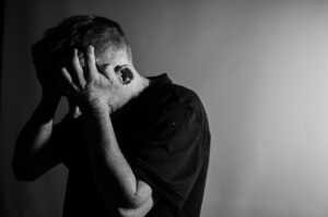 depression-2912404_1280 (1) Un homme souffrant d'un mal être mental à cause de l'addiction.
